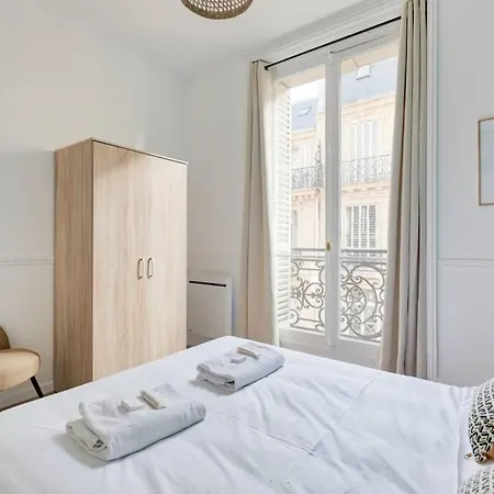 Cocooning Near Champs-elysee Apartment